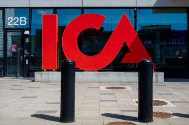 Stockholm, İsveç 20 Haziran 2024 ICA logosu ve imzası ICA süpermarket zincirinin genel merkezinde.