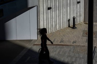 Stockholm, İsveç 20 Haziran 2024 Sollentuna Centrum 'da bir yeraltı geçidinde yürüyen siluetli bir yaya..