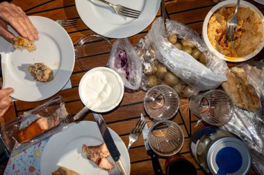 Stockholm, İsveç Haşlanmış patates, somon, humus ve taze ekmekten oluşan küçük bir teknede piknik..