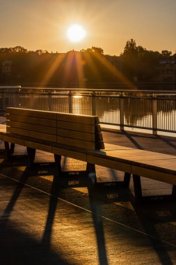 Stockholm, İsveç 24 Haziran 2024 Ve ahşap halka açık banklar Şafak vakti Slussen bölgesinde.