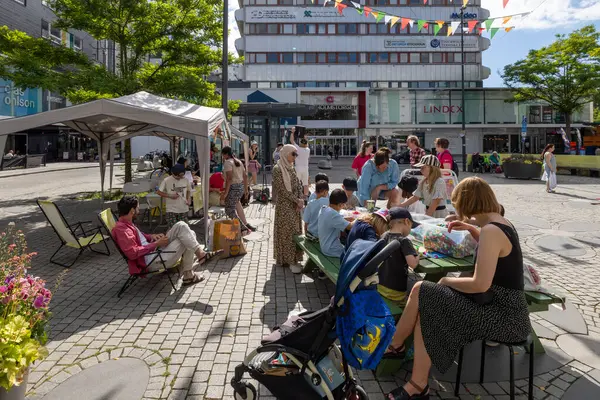 Stockholm, İsveç 24 Haziran 2024 Liljeholmen bölgesindeki bir halk partisinde bir çocuk aktivite masası..