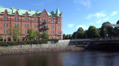 Gavle, İsveç şehir merkezindeki Sodra Skeppsbron 'daki tarihi binaların manzarası. 