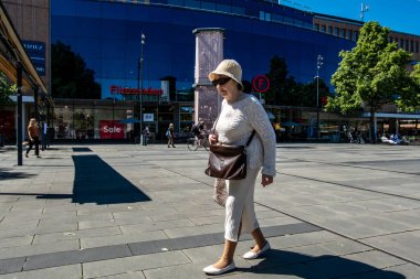 Gavle, İsveç 25 Haziran 2024 Stortorget Meydanı 'nda yürüyen son sınıf öğrencisi bir kadın