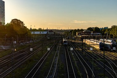 Gavle, İsveç 25 Haziran 2024 Tren rayları Central İstasyonu 'nda gün batımında.