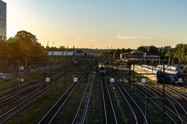 Gavle, İsveç 25 Haziran 2024 Tren rayları Central İstasyonu 'nda gün batımında.