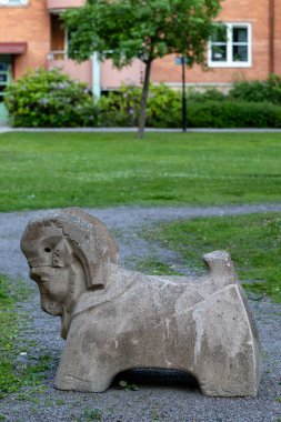 Gavle, İsveç. Keçi şeklinde beton bir trafik durdurucusu. Şehrin amblemi ve sembolü..
