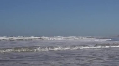 Hirtshals, Danimarka Kuzey Denizi 'nden sert sörf rüzgarlı bir günde sahile vurur.. 