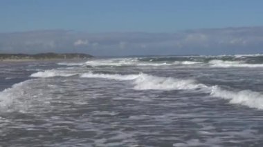 Hirtshals, Danimarka Kuzey Denizi 'nden sert sörf rüzgarlı bir günde sahile vurur.. 