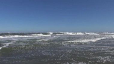 Hirtshals, Danimarka Kuzey Denizi 'nden sert sörf rüzgarlı bir günde sahile vurur.. 