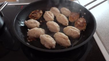 Hirtshals, Danimarka Kızarmış balık köfteli kızartma tavası ya da Danimarka 'nın spesiyali Fish Frikadeller..  