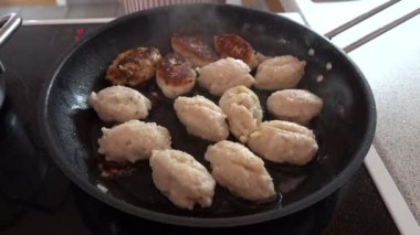Hirtshals, Danimarka Kızarmış balık köfteli kızartma tavası ya da Danimarka 'nın spesiyali Fish Frikadeller..  