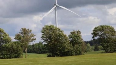 Hirtshals, Danimarka Bir tarım buğday tarlası ve rüzgarda dönen bir rüzgar türbini. 