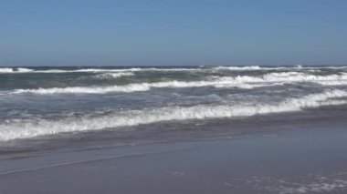 Hirtshals, Danimarka Kuzey Denizi 'nden sert sörf rüzgarlı bir günde sahile vurur.. 