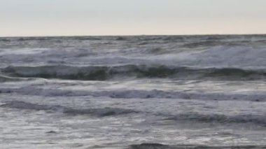 Hirtshals, Danimarka Kuzey Denizi 'nden sert sörf rüzgarlı bir günde sahile vurur.. 
