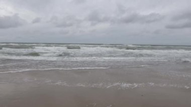 Hirtshals, Danimarka Kuzey Denizi sahilinde kırmızı şortlu bir adam yürüyor.. 