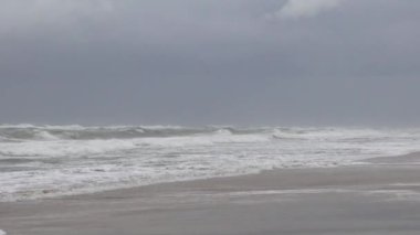 Hirtshals, Danimarka Kuzey Denizi 'nden sert sörf rüzgarlı bir günde sahile vurur.. 