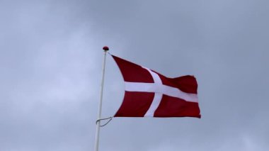 Hirtshals, Danimarka Kuzey Denizi 'nden esen şiddetli rüzgarda bir Danimarka bayrağı.