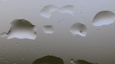 Dışarıdaki fırtına sırasında pencereye düşen yağmur damlacıkları.. 