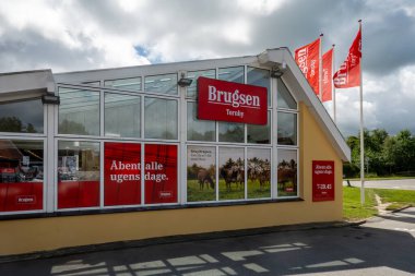 Tornby, Danimarka 3 Temmuz 2024 Yerel süpermarket zinciri Brugsen cephesi.