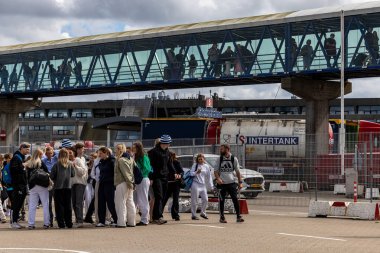 Frederikshamn, Danimarka 1 Temmuz 2024 İsveç 'ten kalkan Stena Line feribotundan inen yolcular.