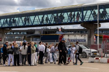 Frederikshamn, Danimarka 1 Temmuz 2024 İsveç 'ten kalkan Stena Line feribotundan inen yolcular.