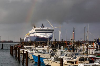 Hirtshals, Danimarka 5 Temmuz 2024 Norveç 'e giden dev bir renkli feribot limandan ayrılıyor..