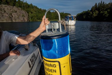 Stockholm, İsveç 9 Temmuz 2024 Malaren Gölü 'ndeki bir şamandıraya göre, İsveç' te 22-06 saatleri arasında kenetlenme yasaklanmıştır..