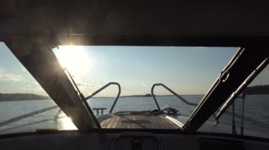 Stockholm, İsveç 'te gün batımında bir tekne yazın Malaren Gölü' nde sakin sularda yol alır.. 