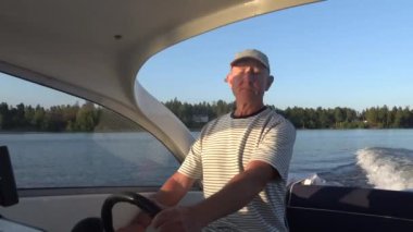 Stockholm, İsveç Yaz akşamında Malren Gölü 'nde sürat teknesinde bir adam. 