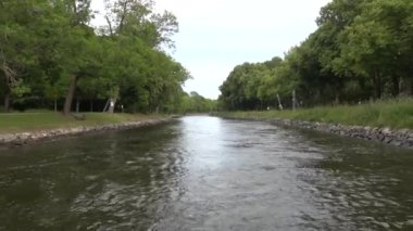 Stockholm, İsveç Djurgardsbrunnsviken 'in küçük bir deniz motoru manzarası