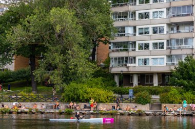 Stockholm, İsveç 26 Temmuz 2024 Bir kanocu Reimersholme 'da popüler bir banyo alanından geçiyor.