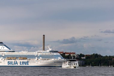 Stockholm, İsveç 26 Temmuz 2024 Finlandiya 'ya giden Silja Hattı feribotu ve Stockholm Limanı' ndaki küçük feribot..