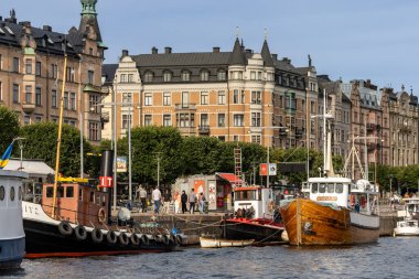 Stockholm, İsveç 26 Temmuz 2024 Ostermalm bölgesinde Standvagen boyunca demirlemiş eski tekneler.