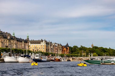 Stockholm, İsveç 26 Temmuz 2024 Ostermalm bölgesinde Standvagen boyunca demirlemiş tekneler.
