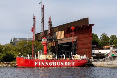 Stockholm, İsveç 26 Temmuz 2024 Stockholm Limanı 'ndaki Finngrundet deniz feneri gemisi ve arka plandaki Vasa Müzesi.