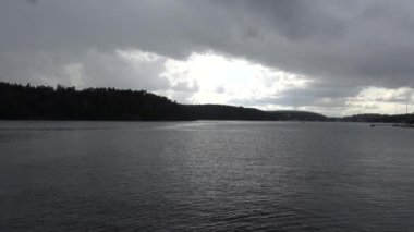 Stockholm, İsveç Lannerstasundet olarak bilinen Baltık Denizi kanalı bulutlu bir görünüm.