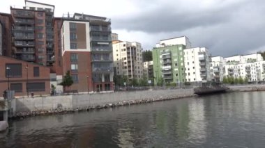 Stockholm, İsveç Yeni inşa edilmiş ve Baltık Denizi kanalının Nacka banliyösündeki Tollare Kaj bölgesinde modern apartman binaları. .