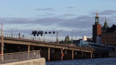 Stockholm, İsveç Tünelbana ya da Metro uzak mesafedeki Slussen ve Gamla Stan bölgeleri arasında bir köprü oluşturur.. 