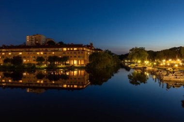 Stockholm, İsveç Geceleri Reimersholme adası ve göldeki yansımalar.