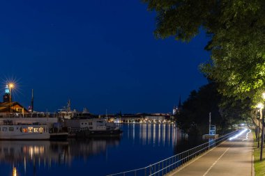 Stockholm, İsveç Bisiklet Işıkları Sodermalm Adası 'ndaki Sodermalarstrand' da geceleri ışık çizgisi oluşturur..