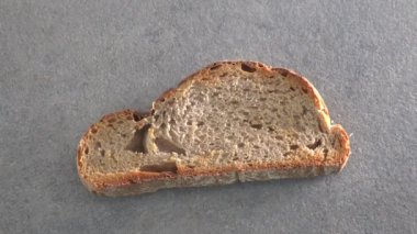 Tezgahtaki tost tereyağlı olur.