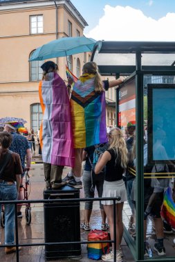 Stockholm, İsveç 3 Ağustos 2024 Stockholm Onur Yürüyüşü katılımcıları ve seyircileri.