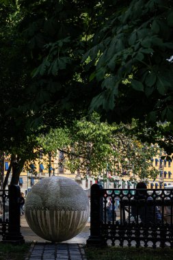 Stockholm, İsveç 3 Ağustos 2024 Raoul Wallenberg Torg 'da bir granit küre, bir Yahudi anıtı..