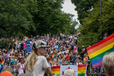 Stockholm, İsveç 3 Ağustos 2024 Stockholm Onur Yürüyüşü katılımcıları ve seyircileri.