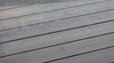 Stockholm, İsveç Dışarıda sağanak yağmur yağıyor.