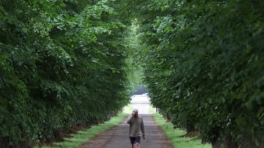 Stockholm, İsveç Upplands Vasby banliyösünde Stora Wasby Alle adında ağaçlık bir sokakta tek başına yürüyen bir adam var.. 