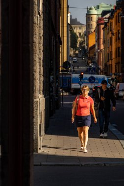 Stockholm, İsveç 6 Ağustos 2024. Bir kadın, Sodermal 'in kalbinde Asogatan' da yürüyor..