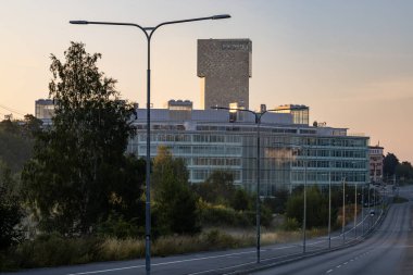 Stockholm, İsveç 5 Ağustos 2024 Sabahın erken saatlerinde Kista Bölgesi ve Scandic Victoria Tower Oteli gökdeleni.