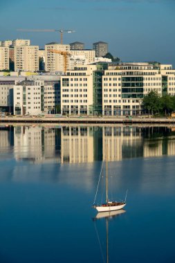 Stockholm, İsveç 6 Ağustos 2024 Liljeholmen bölgesindeki Arstaviken körfezinde tek başına bir yelkenli demir attı..