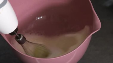 Yumurta beyazı bir karıştırma kabında dövülmüş.. 